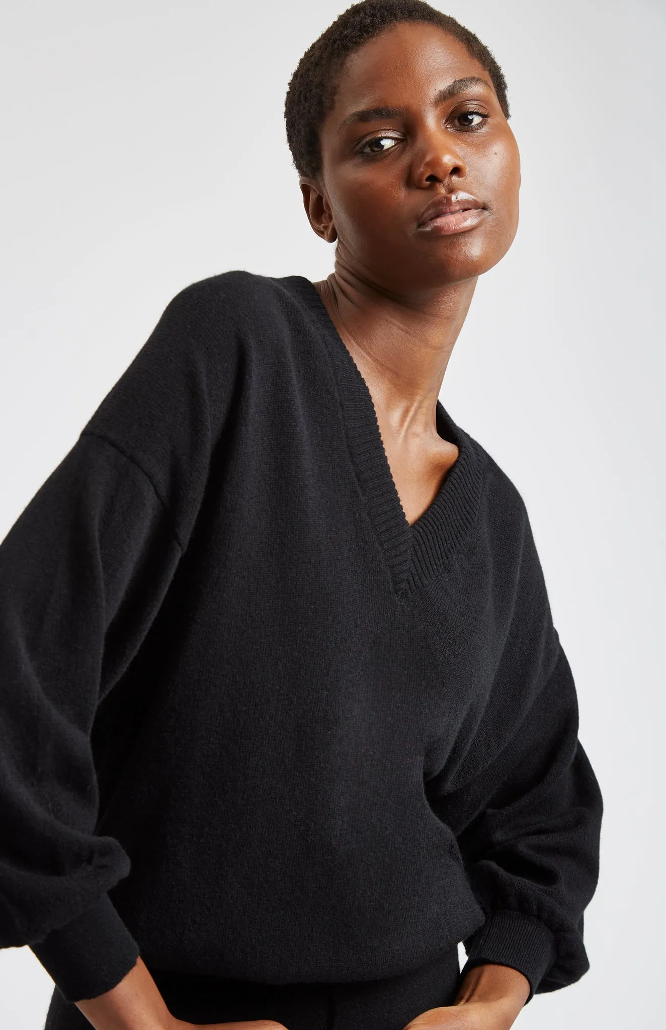 Women's V Neck Lightweight Cashmere Jumper In Black